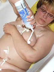 Chubby mature slut playing in her bathtub
