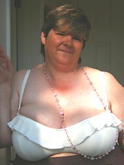 Busty Granny from UK in amateur pics