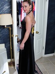 Muscled American housewife playing with herself